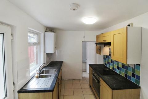 3 bedroom terraced house to rent, Coventry Road, Bedford