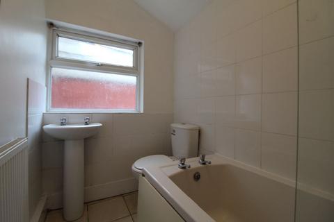 3 bedroom terraced house to rent, Coventry Road, Bedford