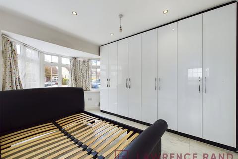 3 bedroom bungalow to rent, Gerrard Gardens, Pinner, HA5