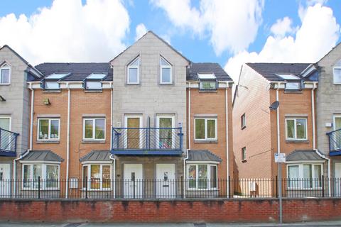 3 bedroom townhouse to rent, Dearden Street, Hulme, Manchester, M15