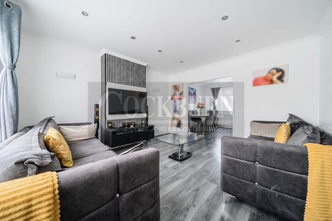 3 bedroom terraced house to rent, Bromhedge, Mottingham, SE9