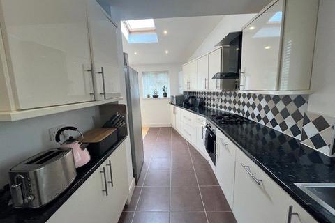 5 bedroom semi-detached house to rent, St. Margarets Road, Edgware, HA8