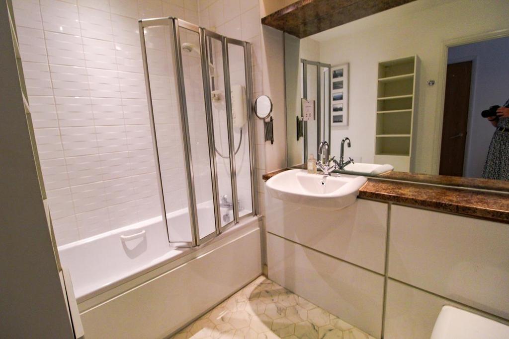 Family Bathroom (1)