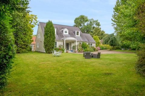 5 bedroom detached house to rent, Englefield Green Surrey