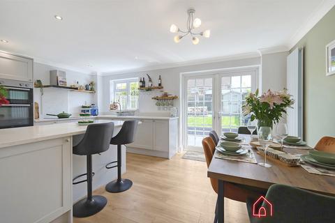9 Bardfield Way, Rayleigh, SS6 9EP