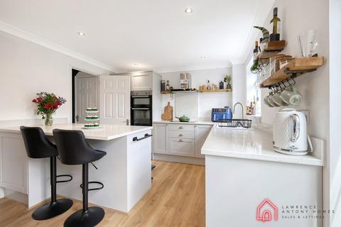 9 Bardfield Way, Rayleigh, SS6 9EP