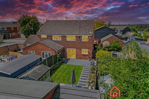 9 Bardfield Way, Rayleigh, SS6 9EP