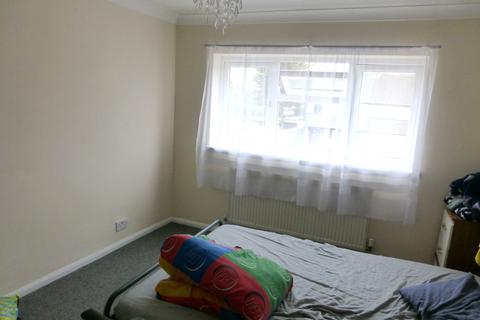 3 bedroom semi-detached house to rent, Eldred Gardens, Upminster RM14