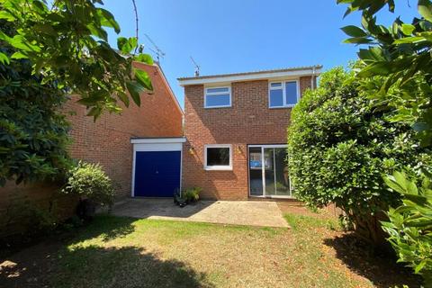 3 bedroom link detached house to rent, Martindale Road, Woking GU21