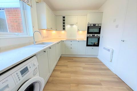 2 bedroom flat to rent, Heighton Close, Bexhill-on-Sea, TN39