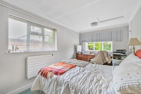 22 Broad Lane, Hampton, TW12 3AZ