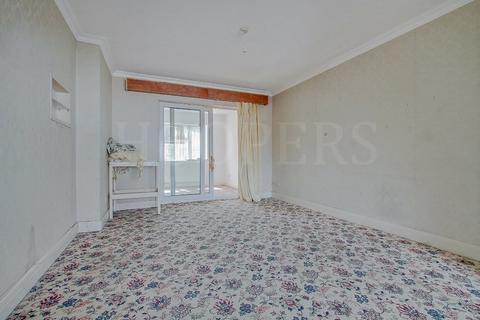 6 Heather Road, London, NW2 7ND
