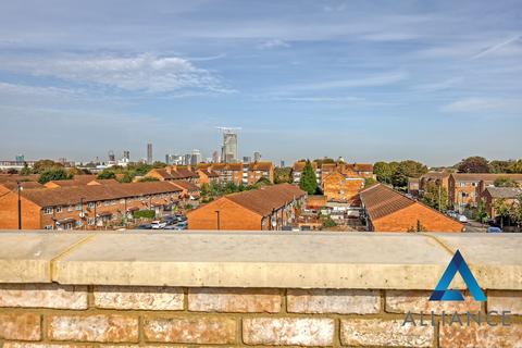 3 bedroom house to rent, Oak Crescent, London E16