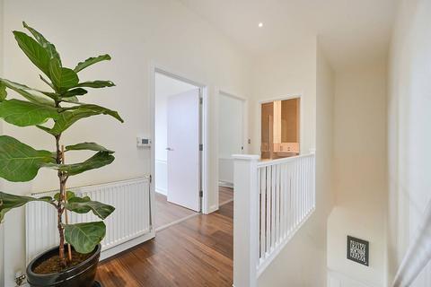 1a Stanley Road, London, W3 8FT