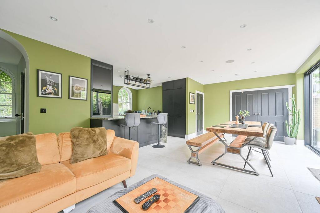 Camberwell Grove, Camberwell, London... 4 bed end of terrace house for