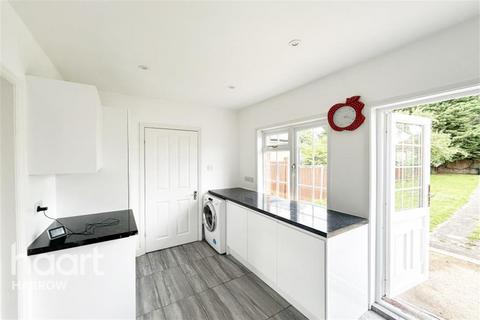 3 bedroom end of terrace house to rent, Hyde Crescent, NW9