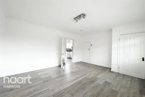 3 bedroom end of terrace house to rent, Hyde Crescent, NW9