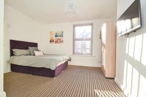 3 bedroom terraced house to rent, Wetherby Terrace, Burley, Leeds, LS4