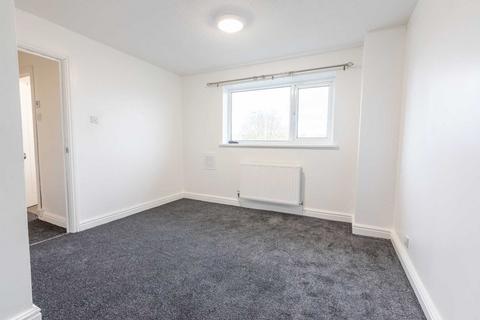 3 bedroom maisonette to rent, Victoria Square, Whitefield, M45