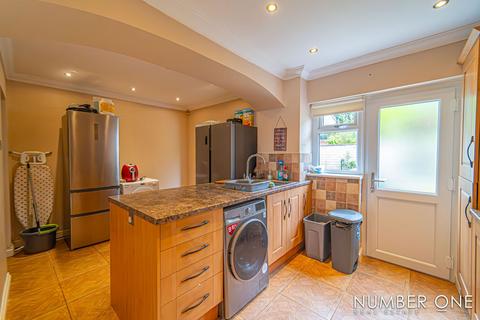 4 bedroom terraced house for sale, St. Annes Gardens, Maesycwmmer, CF82