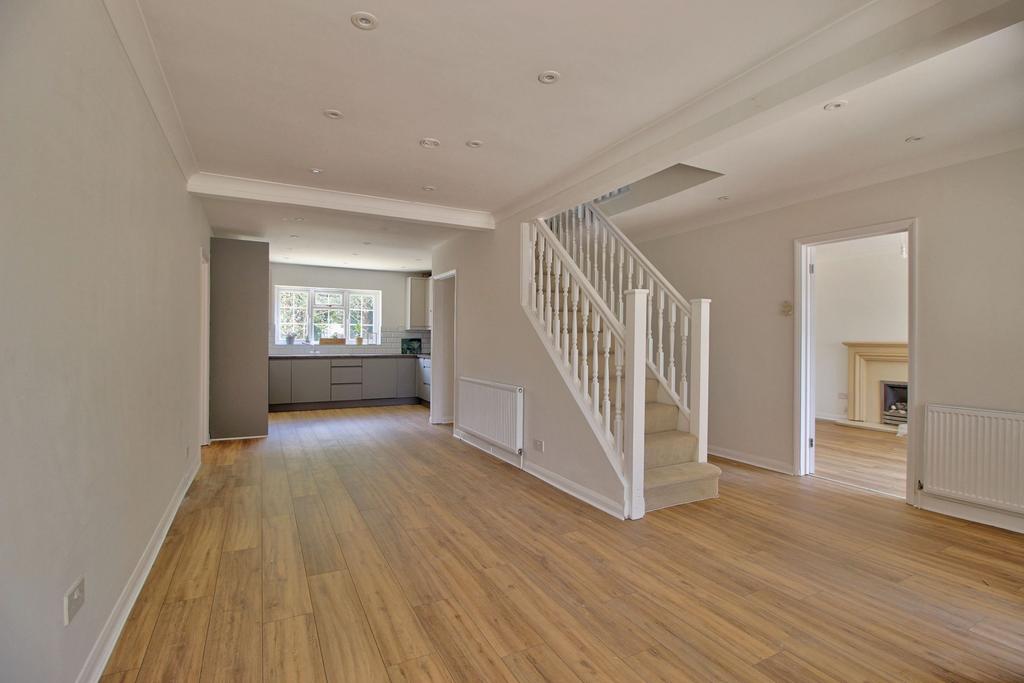 Spacious Open Plan Kitchen / Dining