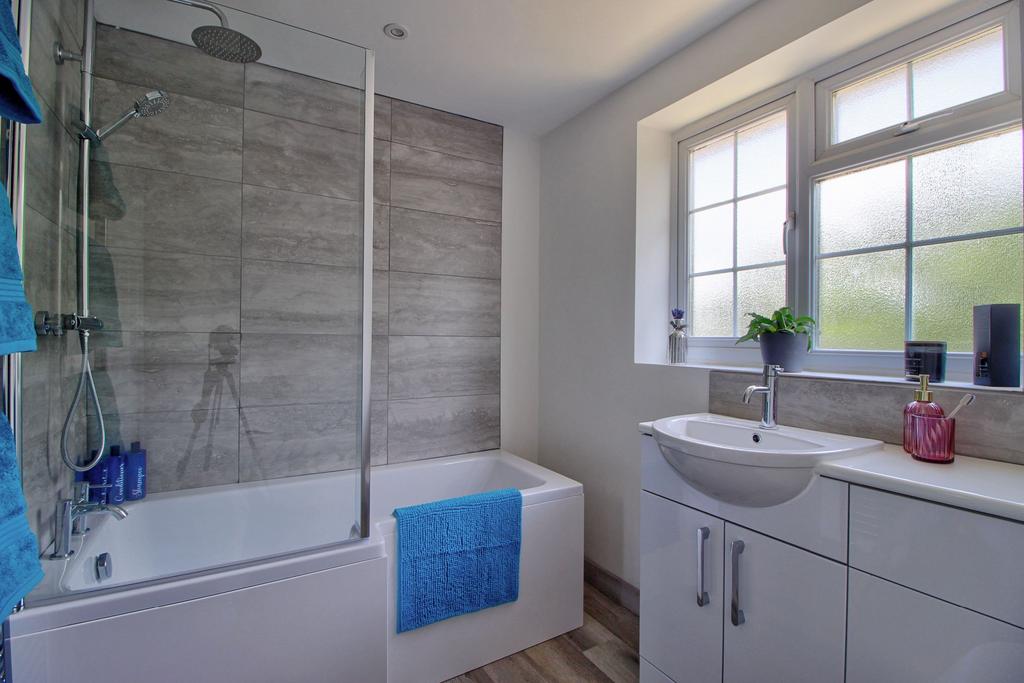 Newly-fitted Family Bathroom