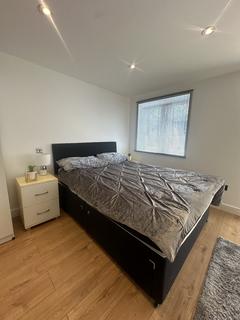 Studio to rent, Hale Drive, London, NW7