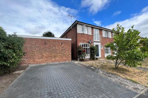 2 bedroom terraced house to rent, Midhope Close, Woking GU22