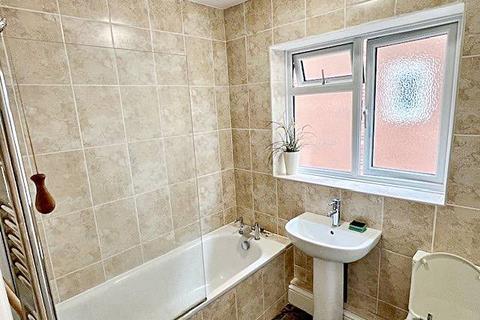 2 bedroom flat to rent, Albemarle Road, Beckenham BR3