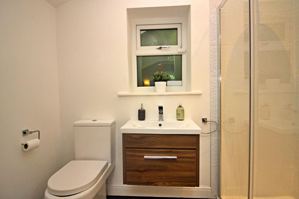 Ensuite to Bed 5 or Office