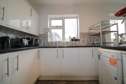 3 bedroom semi-detached house to rent, Barton Road Luton LU3 2BN