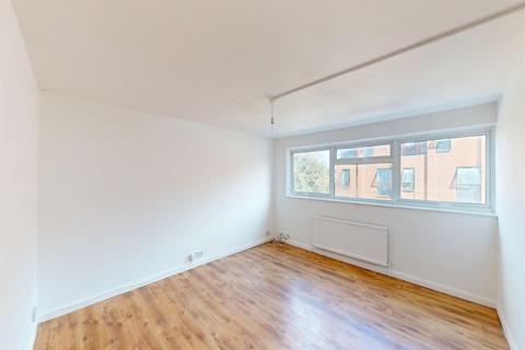 28 Lynwood Close, London, E18 1DP