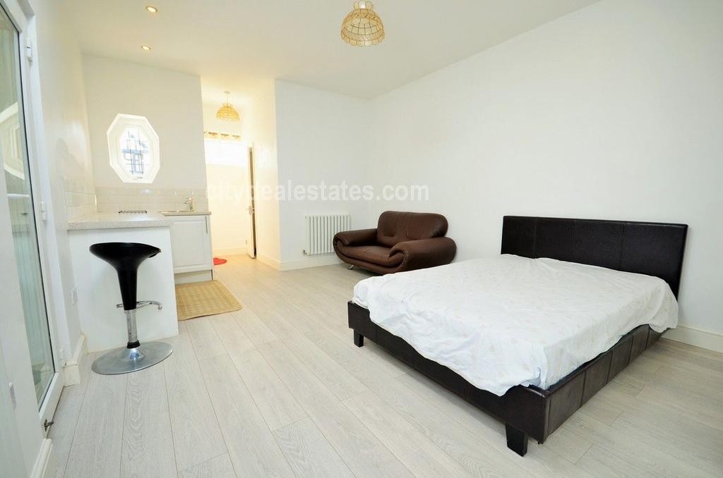 Corringway, Ealing, London W5 3AB Studio £1,049 pcm (£242 pw)