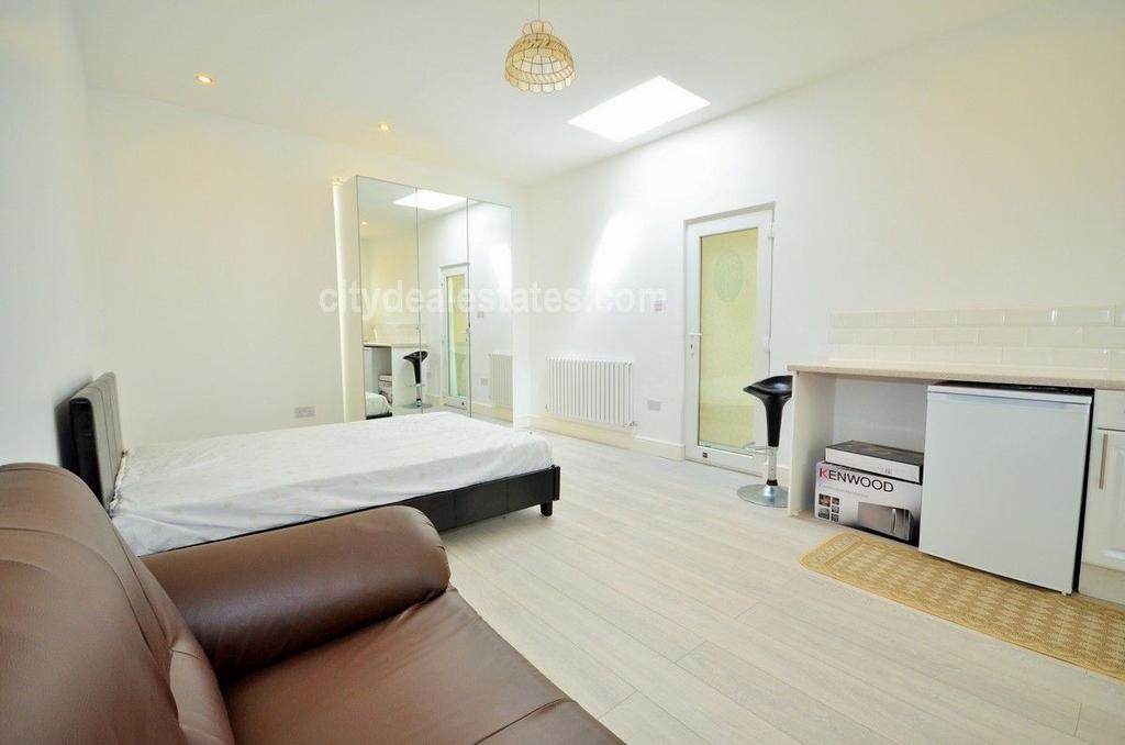 Corringway, Ealing, London W5 3AB Studio £1,049 pcm (£242 pw)