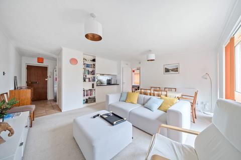 2 bedroom flat for sale, Brantwood Court, West Byfleet, KT14