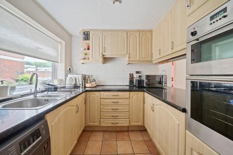 2 bedroom flat for sale, Brantwood Court, West Byfleet, KT14