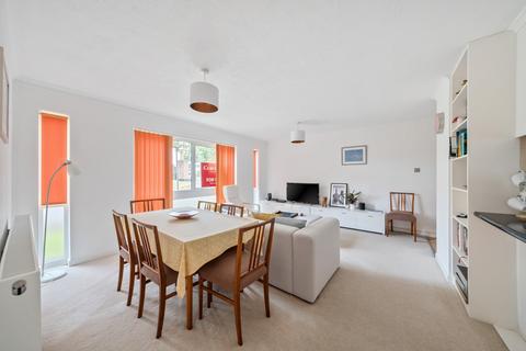 2 bedroom flat for sale, Brantwood Court, West Byfleet, KT14