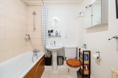 6 Oaktree Walk, Caterham, CR3 5JZ