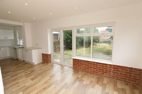 3 bedroom bungalow to rent, Stoke Road, Hoo, Rochester