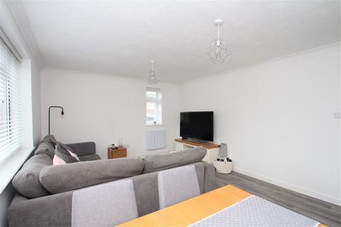 1 bedroom ground floor flat to rent, North Road, Lancing, BN15 9BE