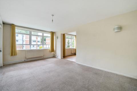 3 bedroom flat for sale, Newton Court, Oakwood, Leeds, LS8