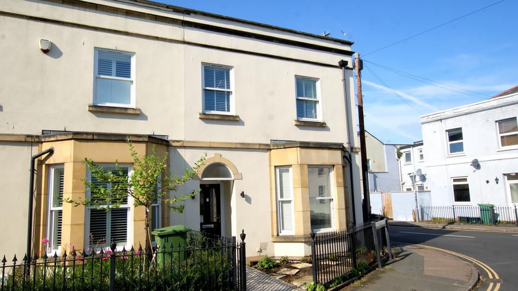 3 bedroom end of terrace house to rent