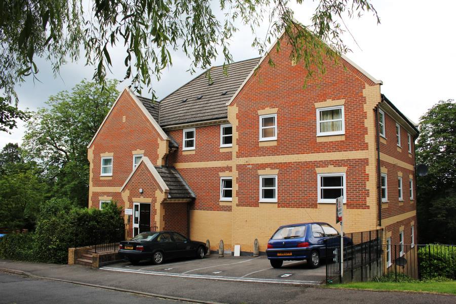 Beacon Hill, Woking GU21 2 bed apartment to rent £1,350 pcm (£312 pw)
