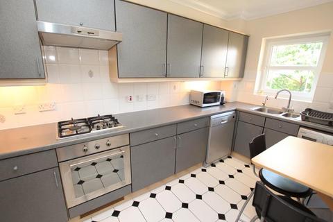 2 bedroom apartment to rent, Beacon Hill, Woking GU21