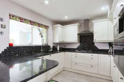 3 bedroom end of terrace house for sale, St Margarets Avenue, Cottingham, HU16 5NF