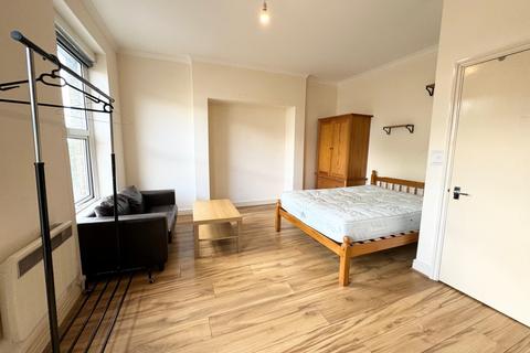 Studio to rent, Hornsey Road, Archway