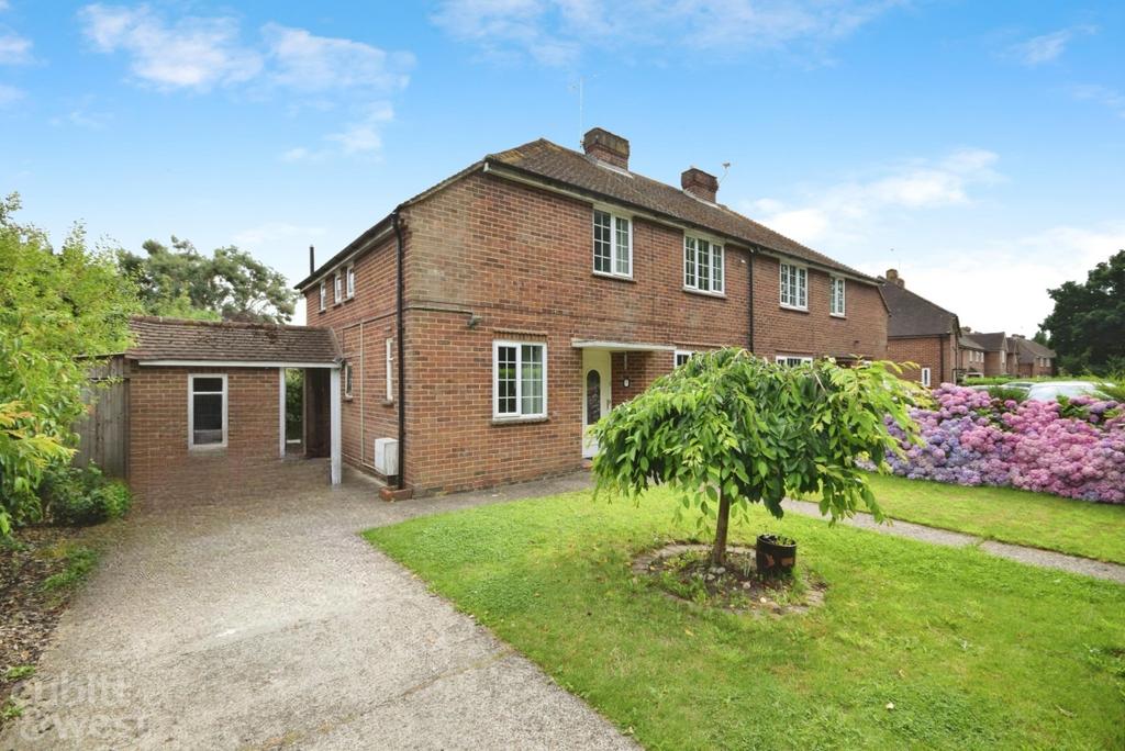 Horley Row, Horley, RH6 3 bed semidetached house to rent £2,000 pcm