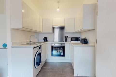 4 bedroom flat to rent, Lillie Road, London SW6