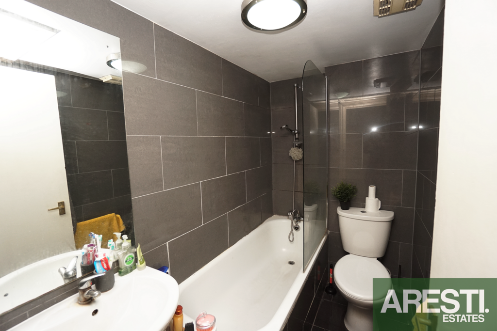 370 C Flat A, Bathroom. png