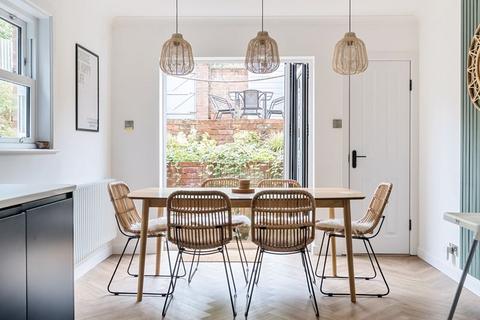 82 Athelstan Road, Exeter, EX1 1SB